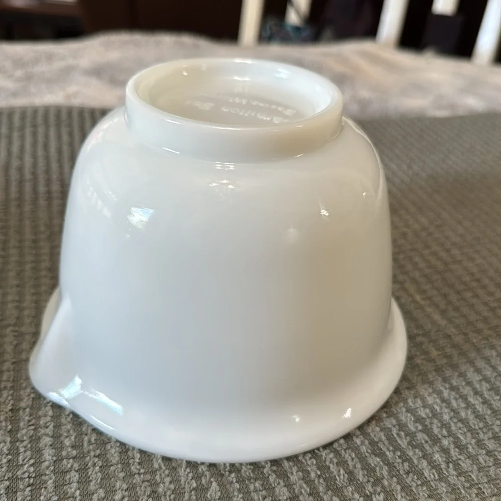 Vintage Hamilton Beach Milk Glass Mixing Bowl Pour Spout‎ Racine Wisconsin 7”